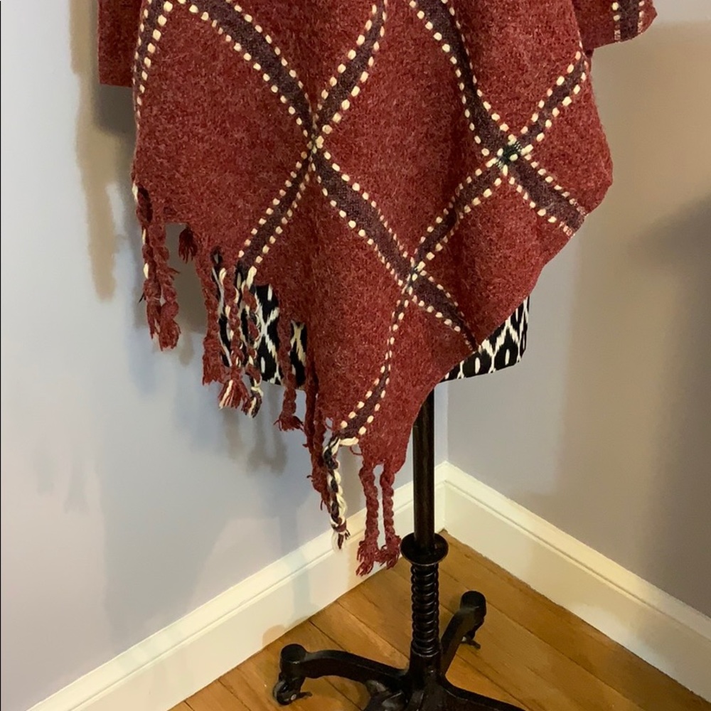 Beautiful Poncho - Picture 2 of 5